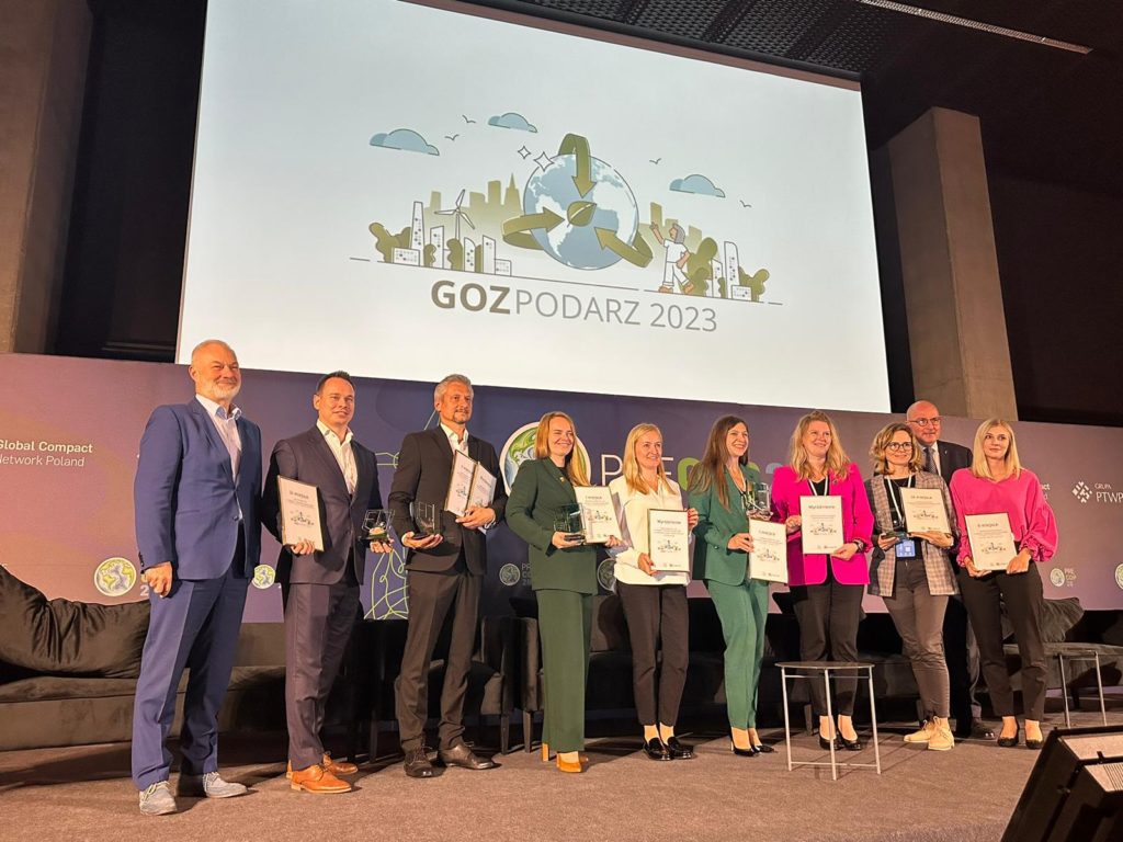 Gdynia znalazła się wśr&oacute;d najlepszych GOZpodarzy w Polsce dzięki innowacyjnemu podejściu do recyklingu ubrań. Nagrodę za trzecie miejsce odebrała Agata Lewandowska (trzecia z prawej), kierownik Referatu Adaptacji do Zmian Klimatu, fot. wlaczczystaenergie.pl