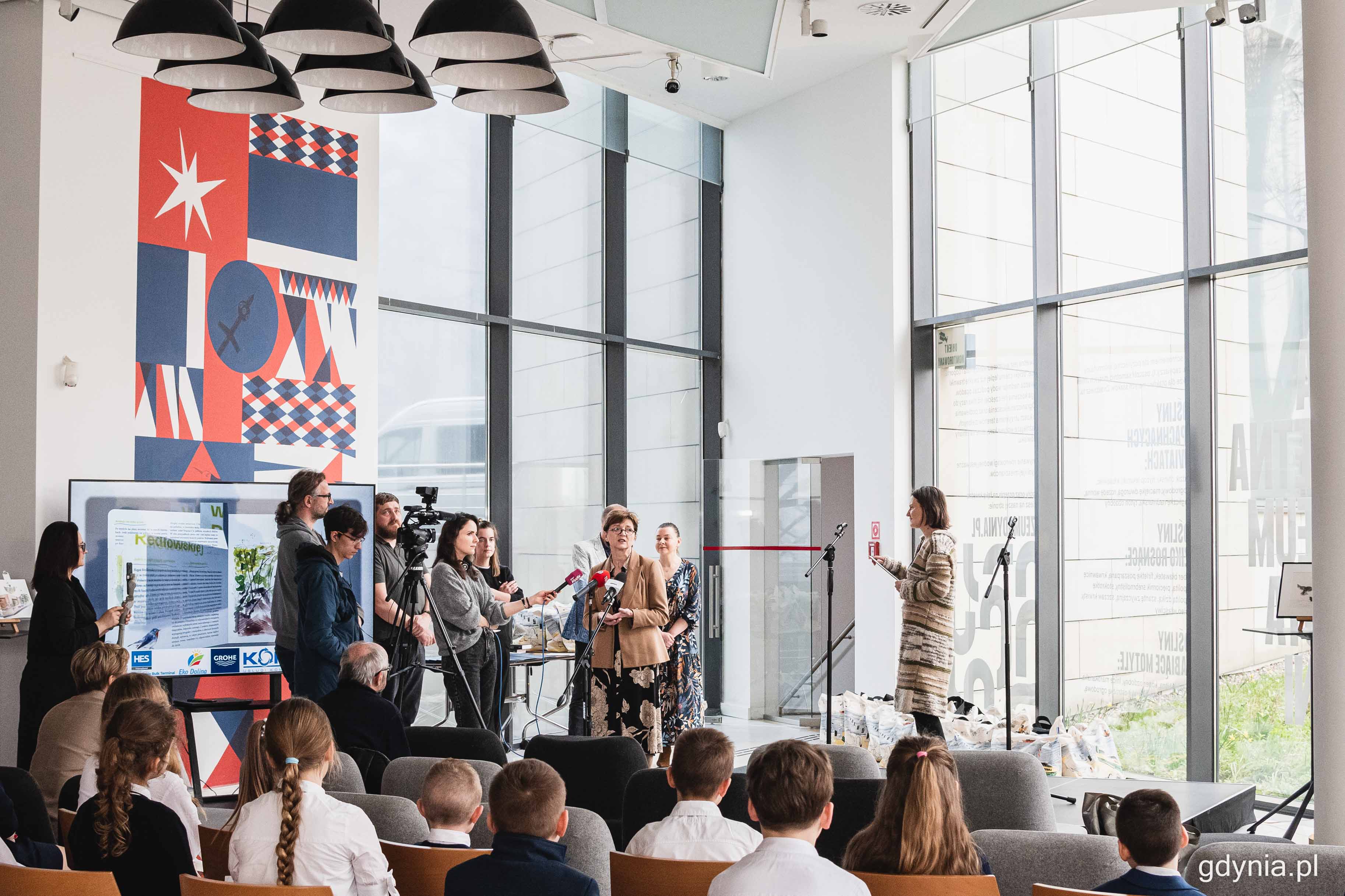 Na zdjęciu widoczne charakterystyczne, duże przeszklenie w Muzeum Miasta Gdyni, kt&oacute;re ma stać się bezpieczniejsze dla ptak&oacute;w, fot. Kamil Złoch