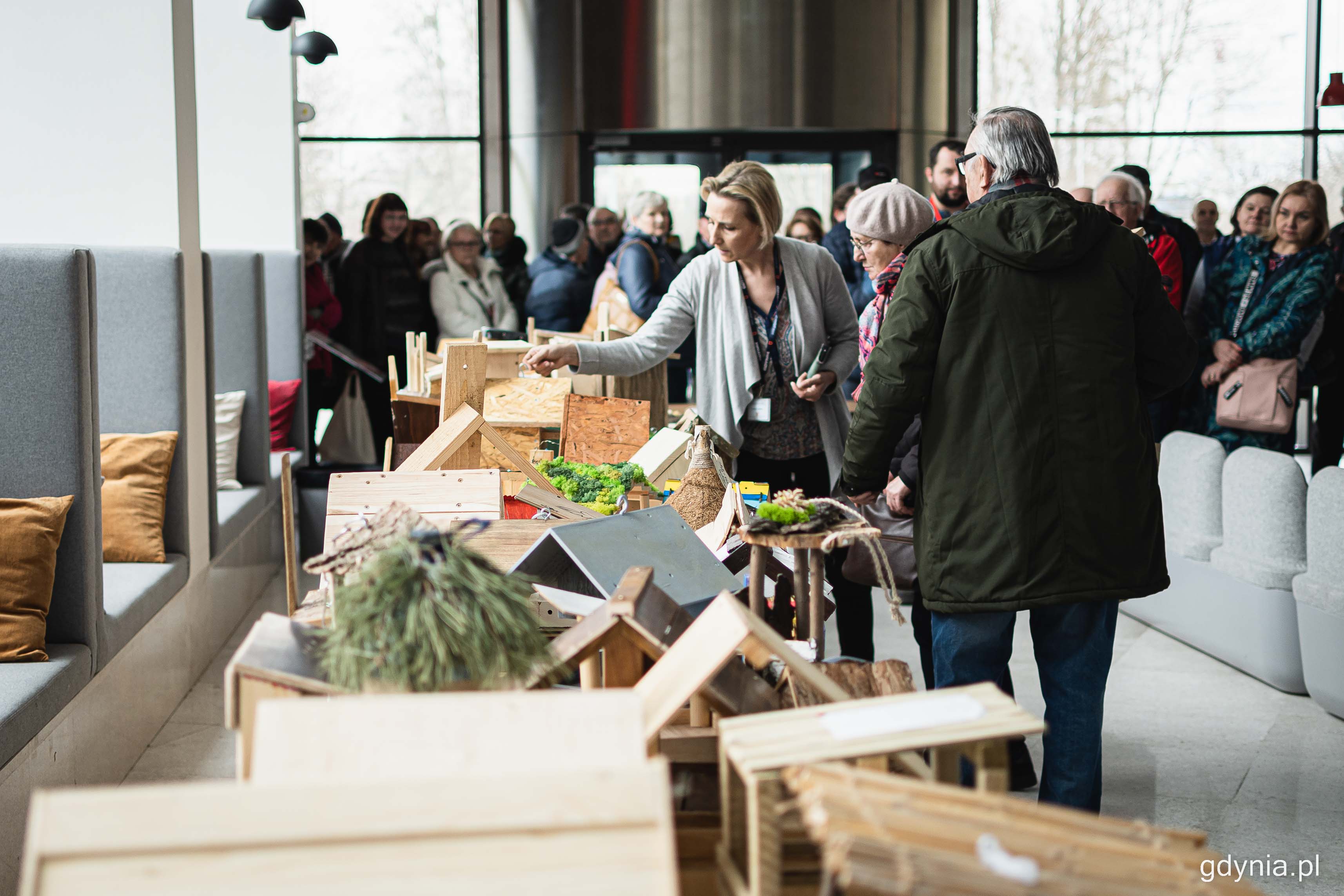 Tak wyglądała tegoroczna akcja rozdawania konkursowych prac gdynianom, kt&oacute;ra odbyła się 21 marca w Muzeum Miasta Gdyni, fot. Kamil Złoch (archiwalne)
