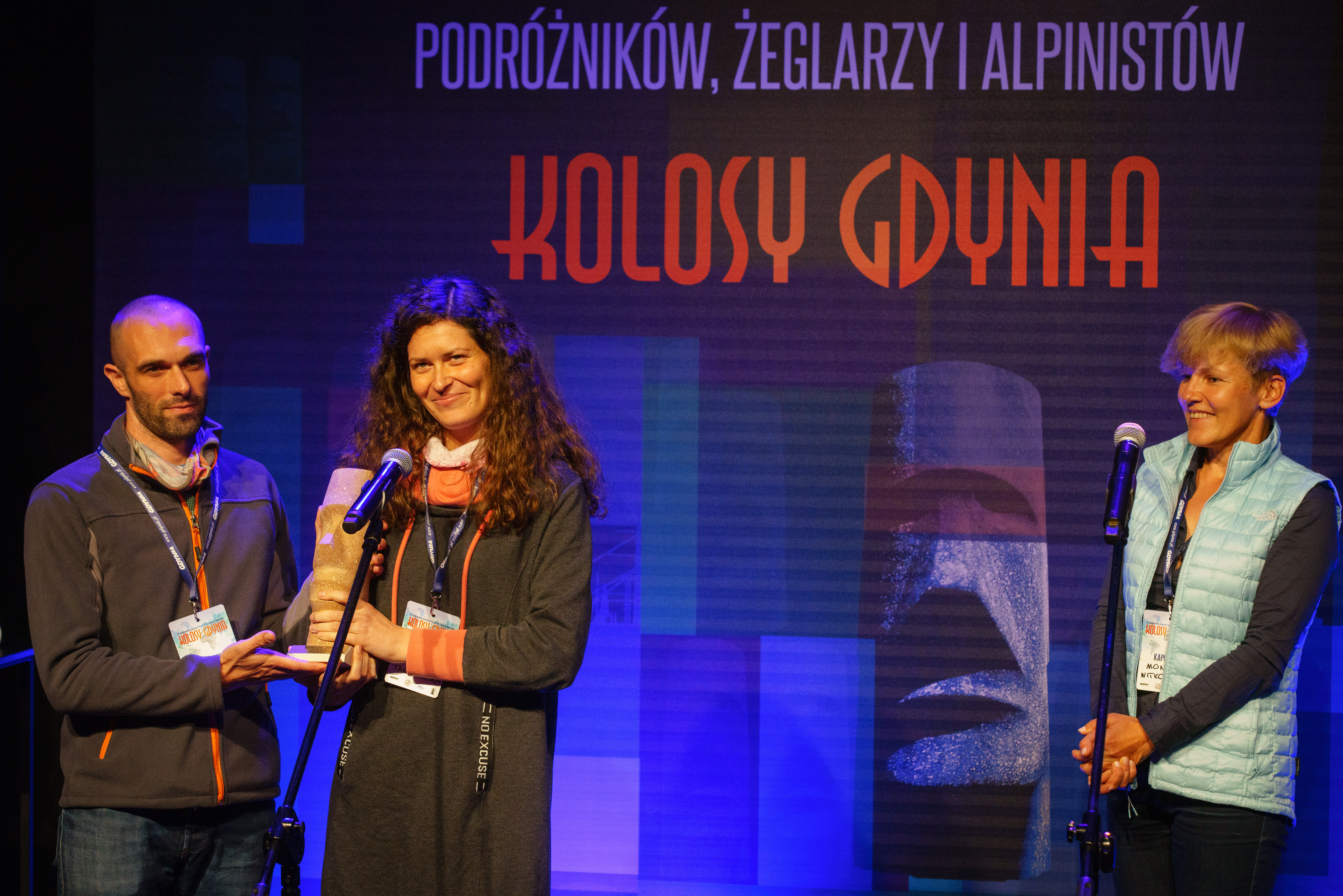 Adela Tarkowska i Krzysztof J&oacute;zefowski z Kolosem za 2019 rok. Po ich prawej stronie stoi Monika Witkowska - członkini kapituły Kolos&oacute;w // fot. Anna Rezulak