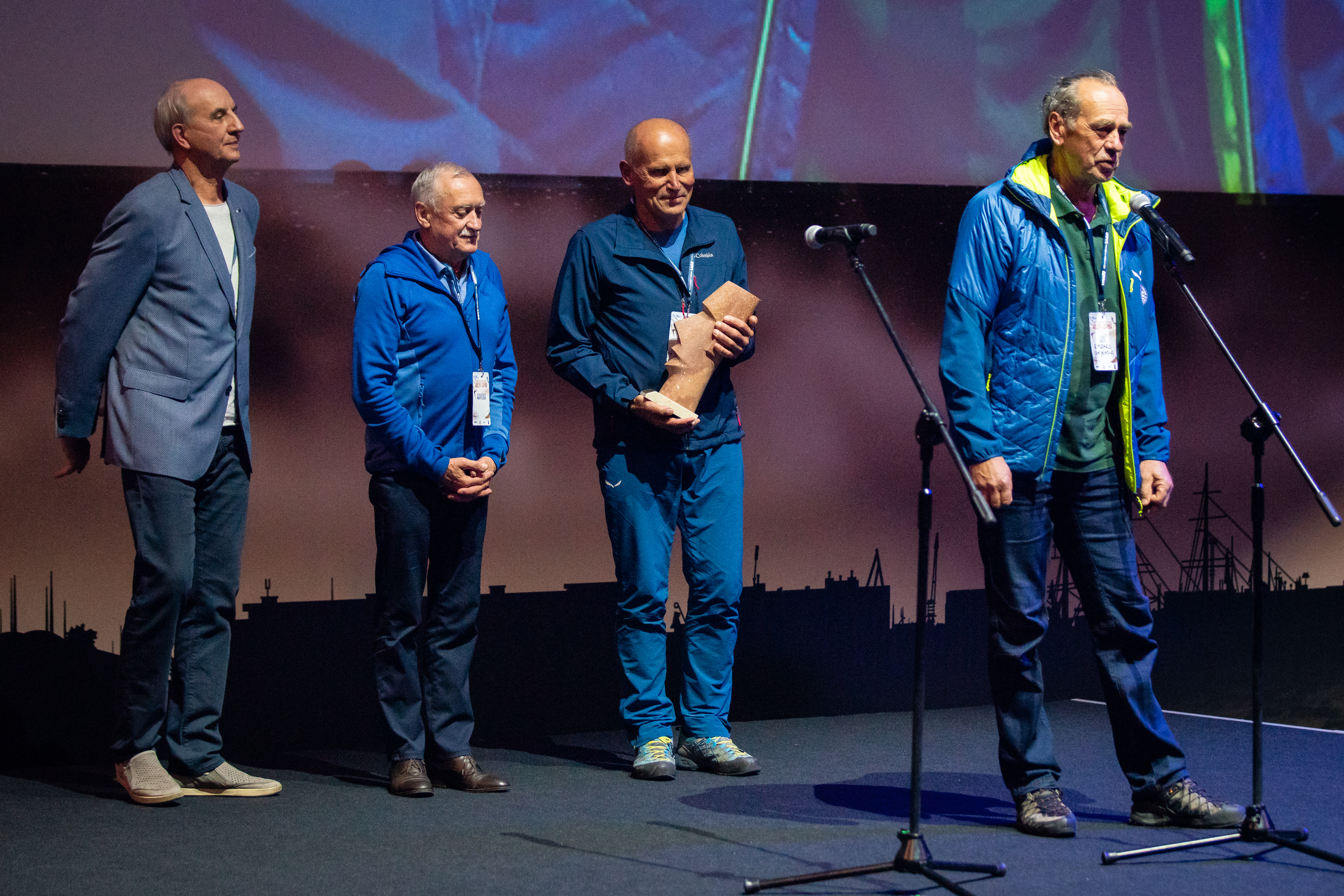 Wręczenie Super Kolosa za całokształt osiągnięć&nbsp;w g&oacute;rach wysokich. Od lewej wręczający: Leszek Cichy i Krzysztof Wielicki oraz nagrodzeni: Maciej Pawlikowski i Ryszard Gajewski. Fot. Anna Rezulak