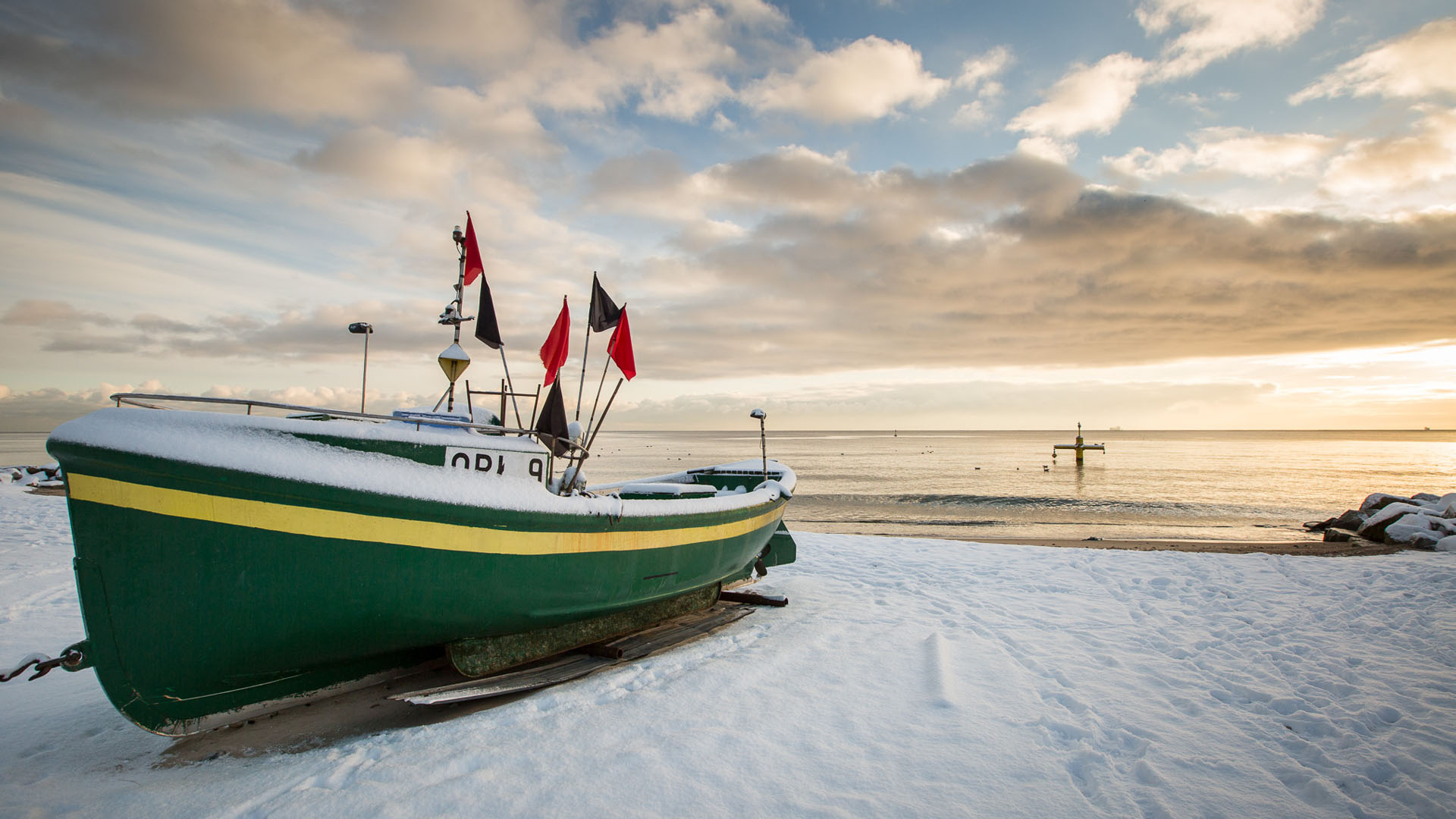 Ł&oacute;dź rybacka na plaży zimą. Fot. Karol Stańczak