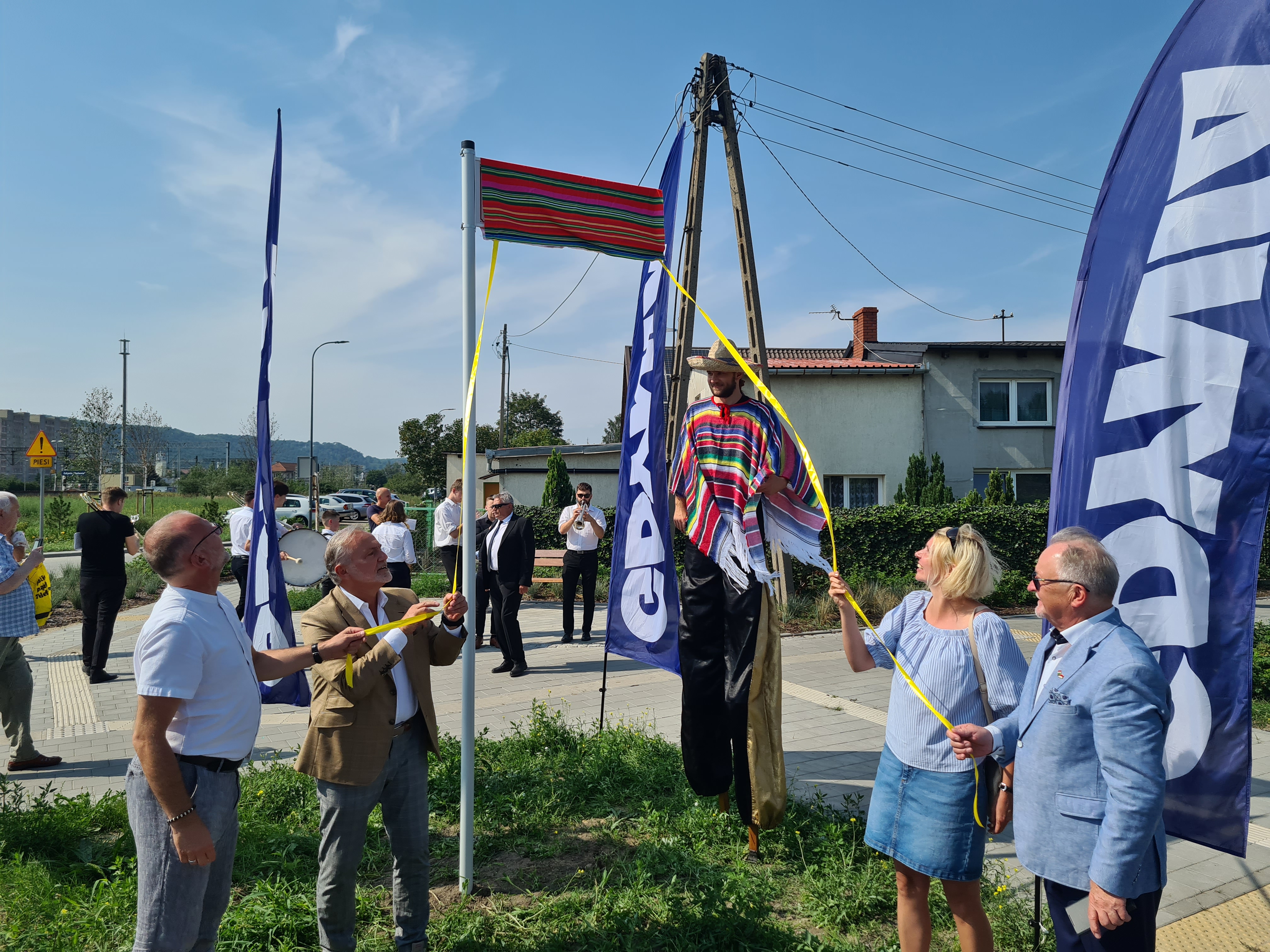 Od lewej: Wiceprezydent Michał Guć, prezydent Wojciech Szczurek, Karolina Głodowska, pomysłodawczyni nazwy „Meksykańska” i Andrzej Suchecki, konsul honorowy Meksyku w Gdańsku odsłaniają tablicę z nazwa ulicy „Meksykańska” // mat. Laboratorium Innowacji Społecznych