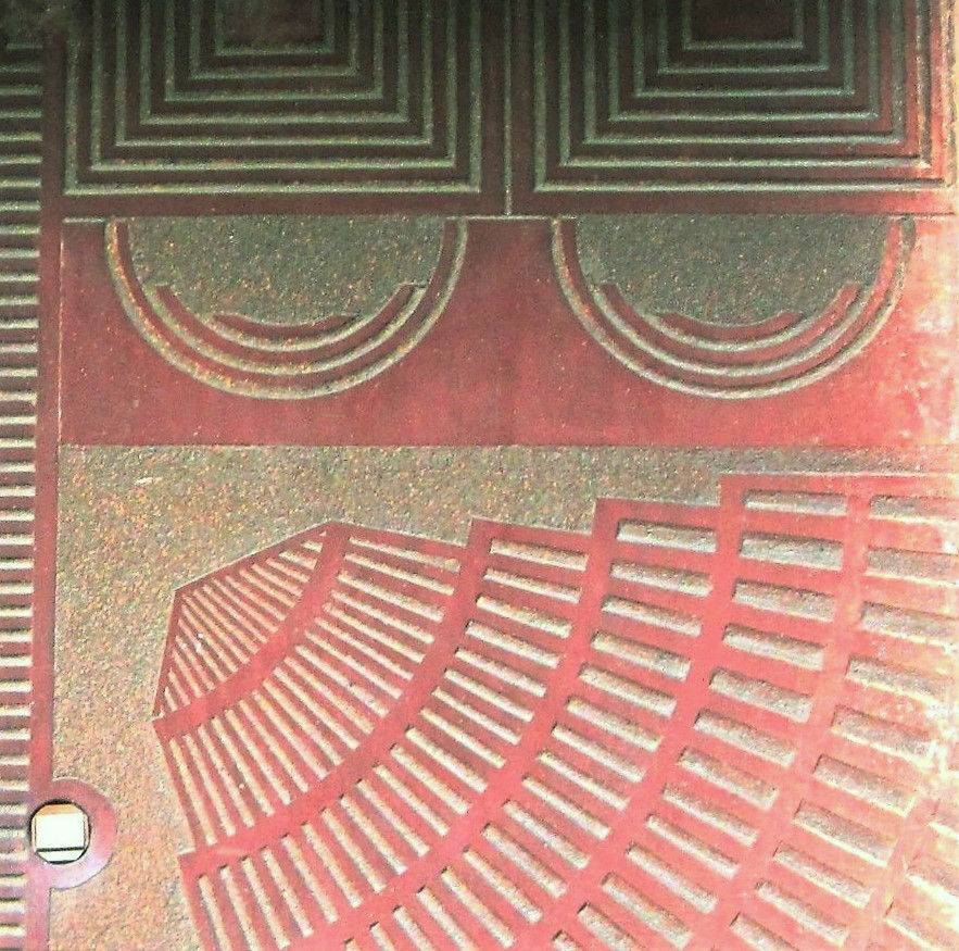 Dekoracje o motywach geometrycznych przy wejściach do budynku w Chyloni