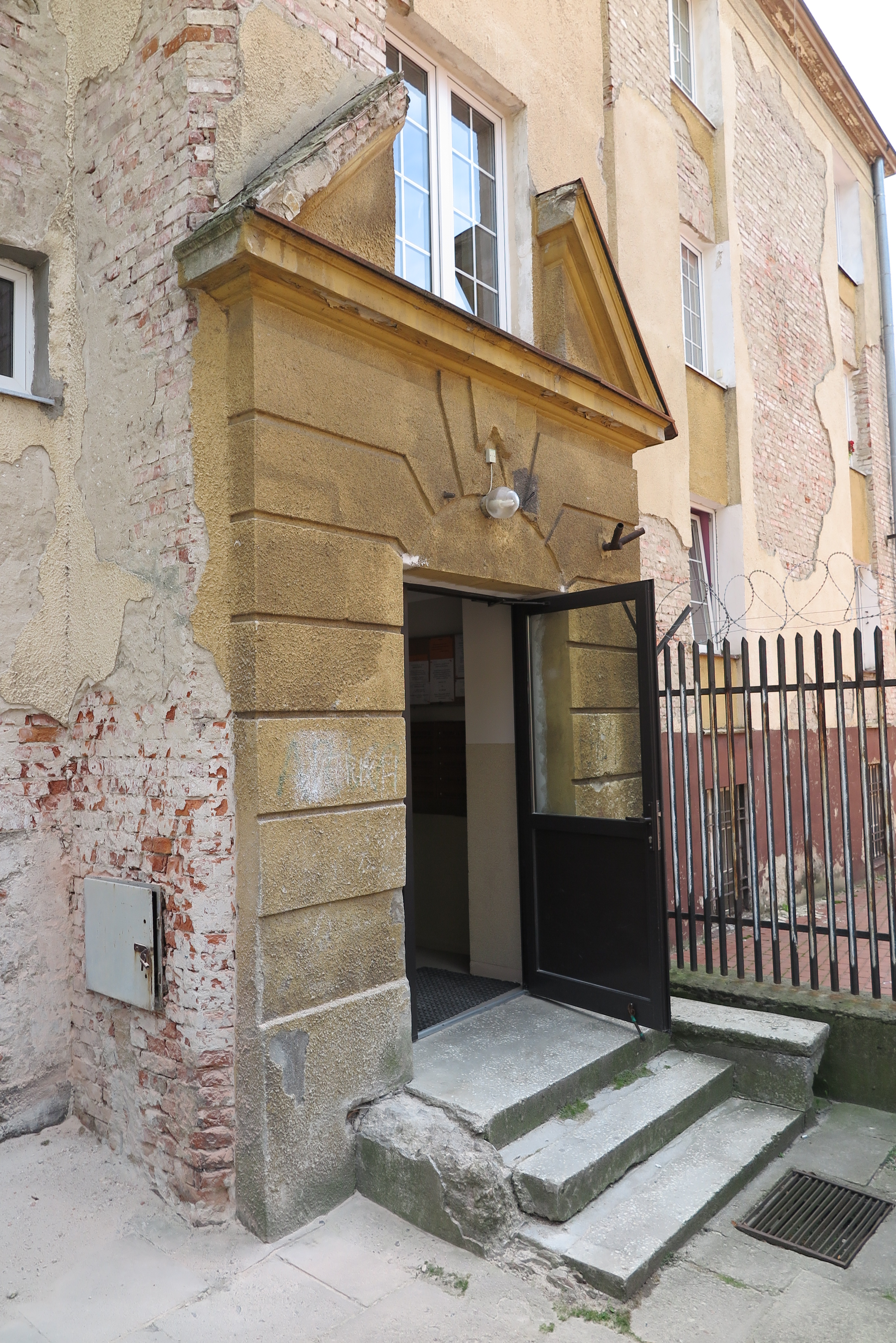 Portal budynku mieszkalnego w dawnym Zespole Dowództwa Floty na Oksywiu z lat 20. XX w.
