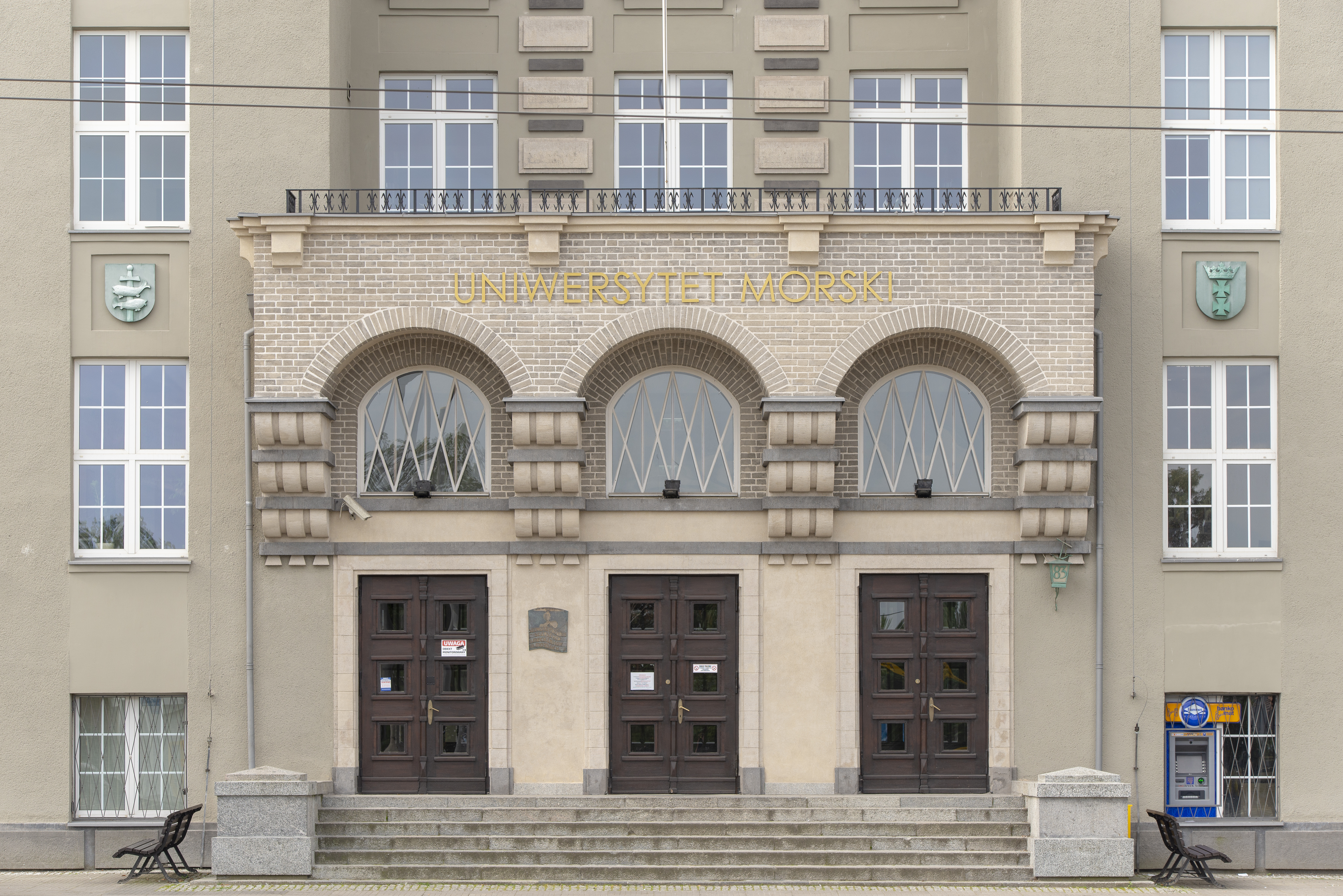 Część wejściowa do głównego budynku Uniwersytetu Morskiego z lat 20. XX w. na Grabówku, podkreślona trzema arkadami z balkonem na konsolach po konserwacji w 2015 r. i odsłonięciu historycznego wykończenia 