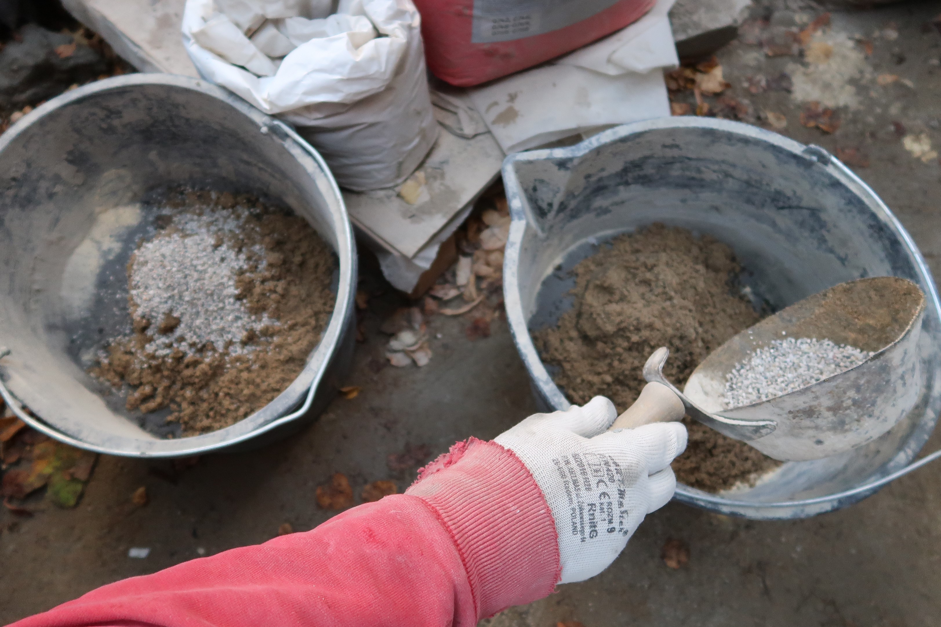 Przygotowanie masy cementowo-piaskowej i uzupełnianie ubytków cegieł na elewacji Uniwersytetu Morskiego.