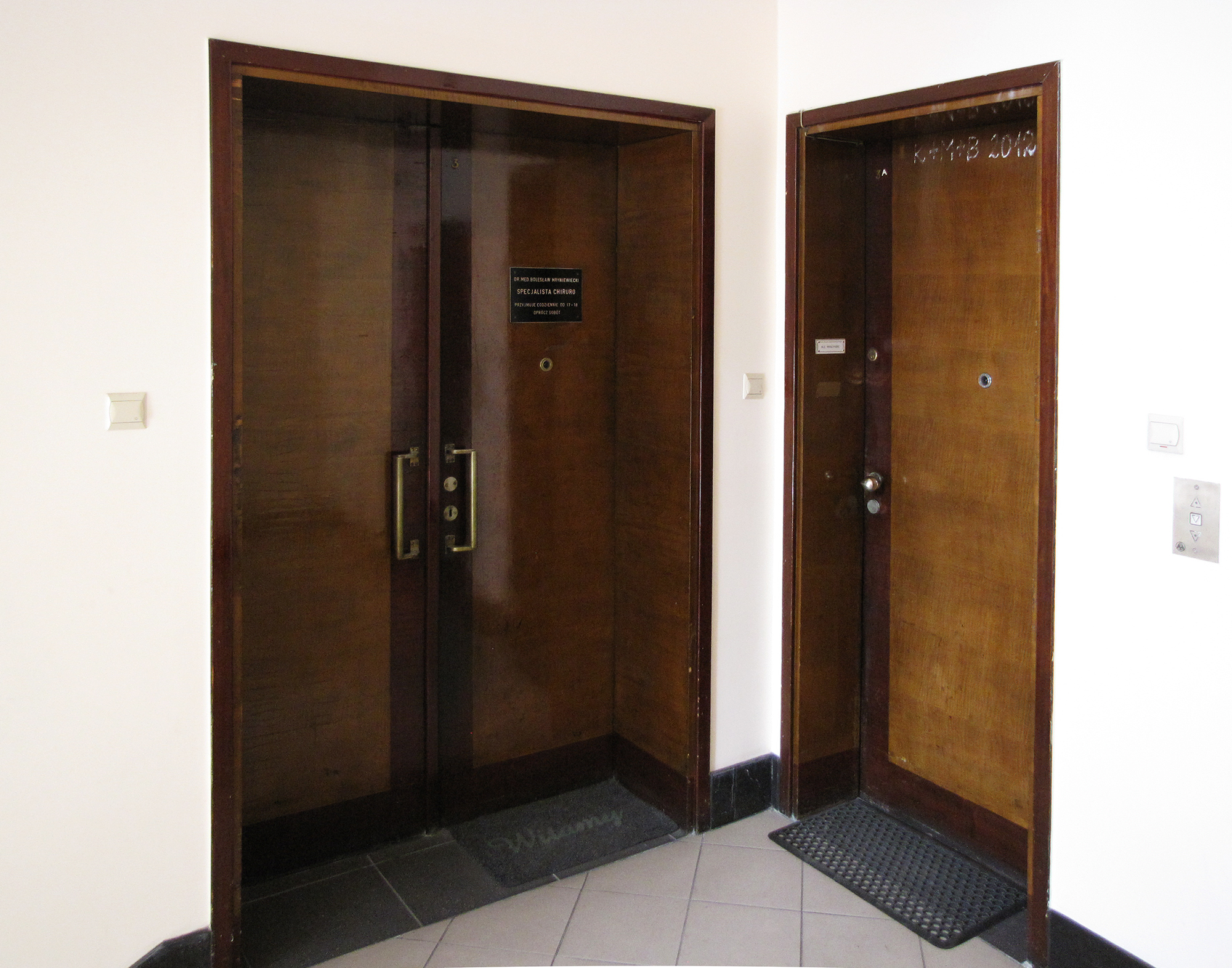 Drzwi do mieszkań w głównej klatce schodowej budynku przy ul. 3 Maja 27-31, lata 30. XX w.