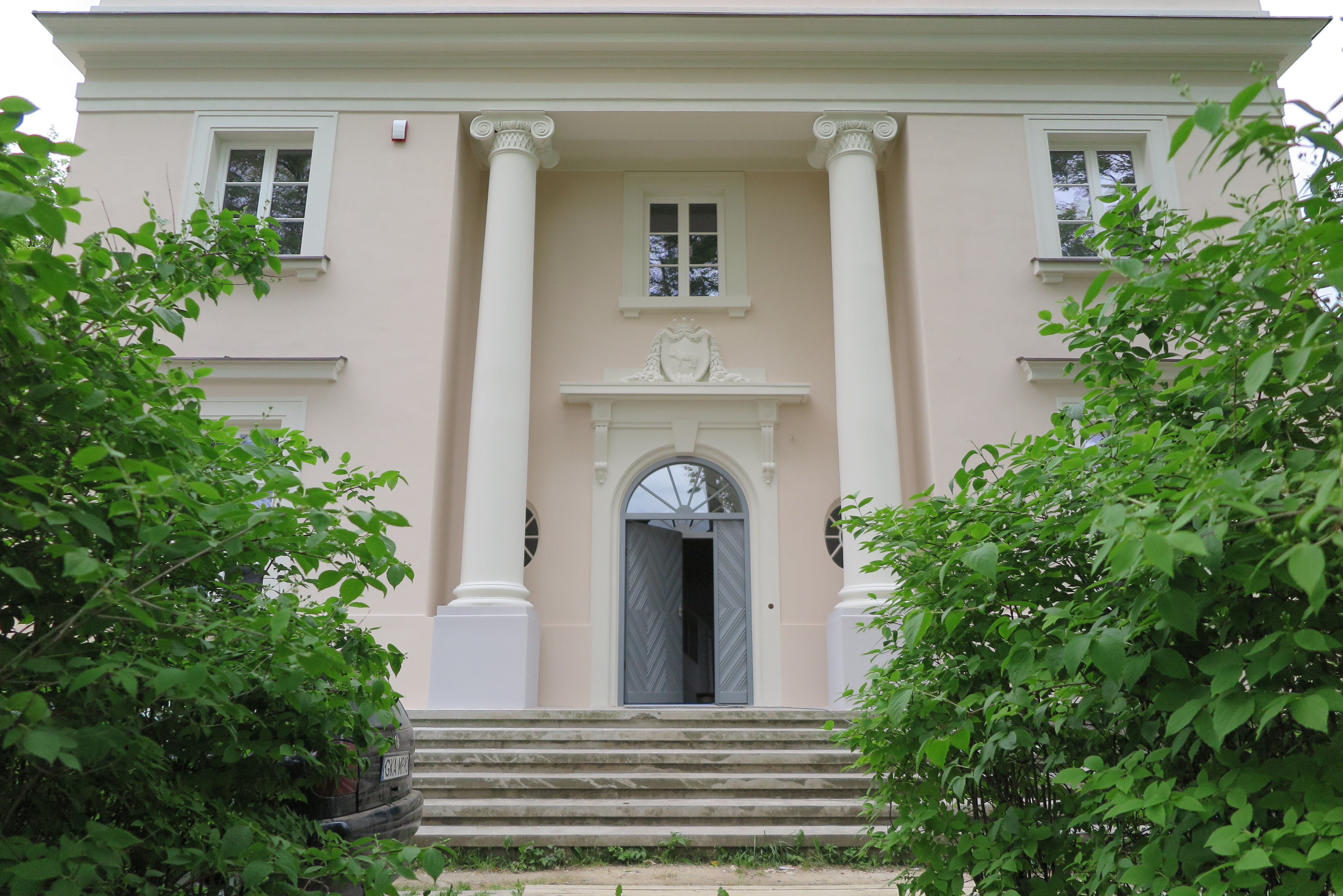 Część wejściowa do willi „Sokola” na Kamiennej Górze z lat 20. XX w. z wnęką i dwiema kolumnami 