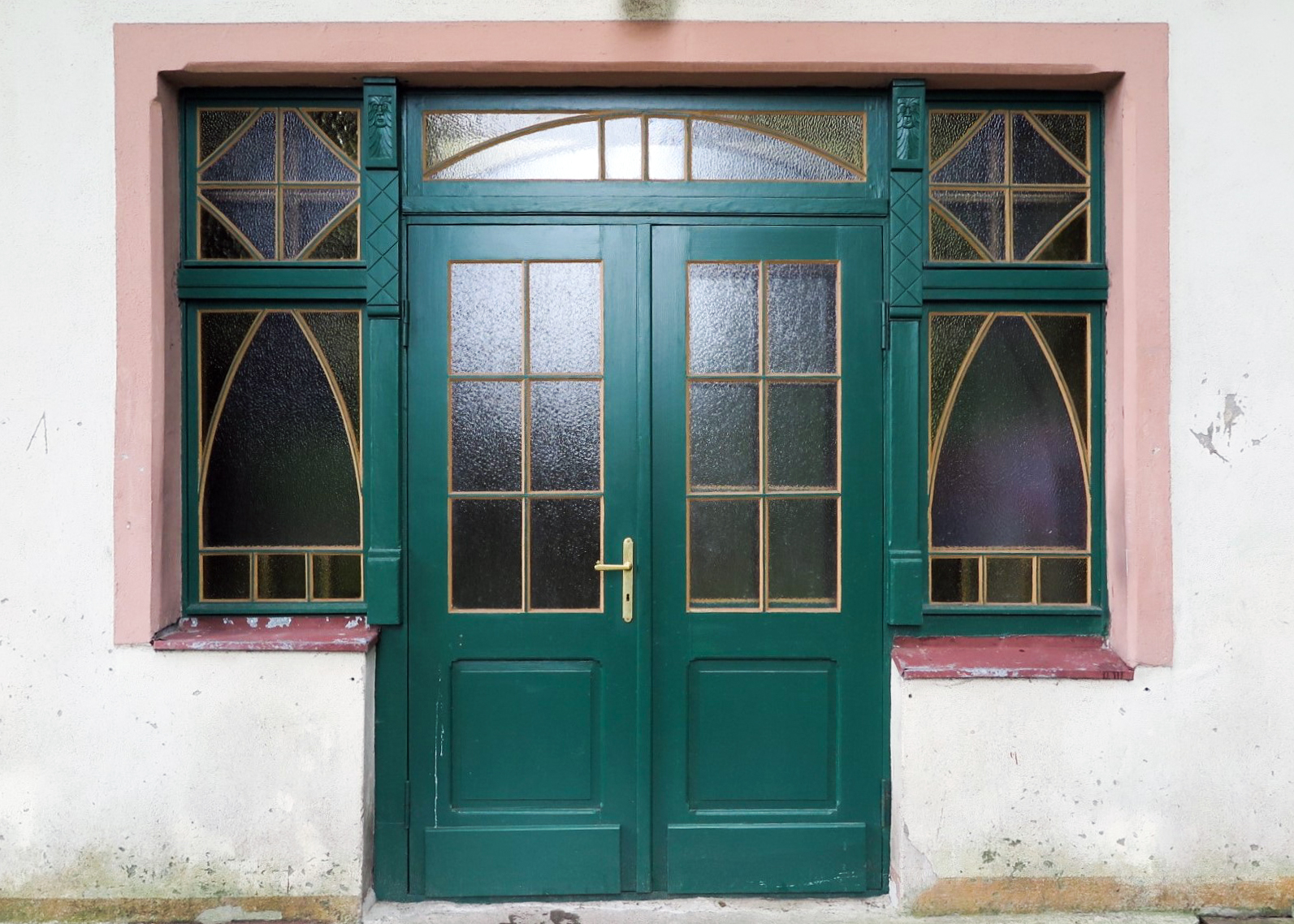 Drzwi do dworu Nowe Obłuże przy ul. Rybaków z początku XX w. ze zrekonstruowanym układem podziałów i odtworzeniem oryginalnego zielonego koloru.