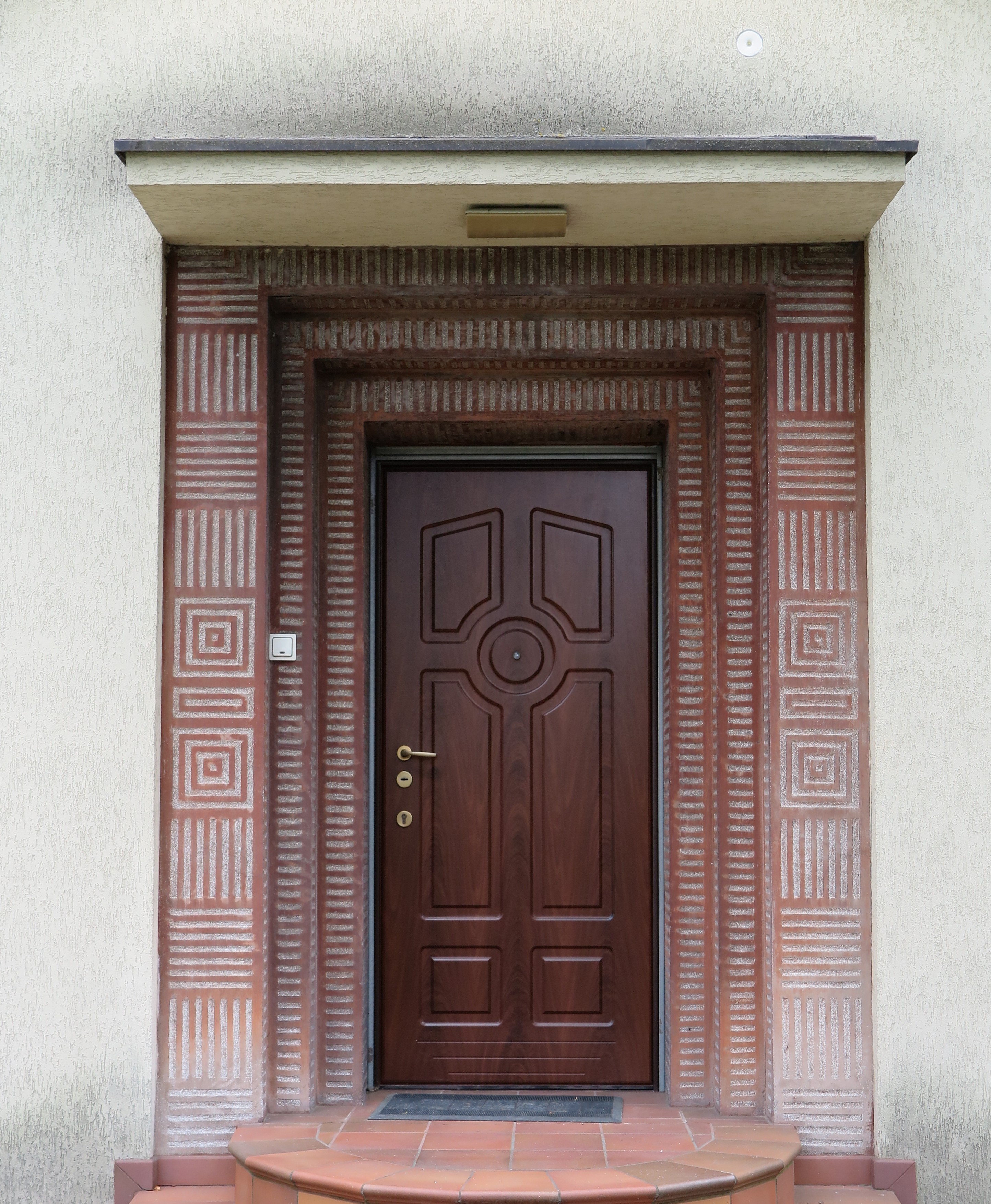 Portal willi z lat 50. XX w. na Kamiennej Górze dekorowany wzorem z tynku szlachetnego.