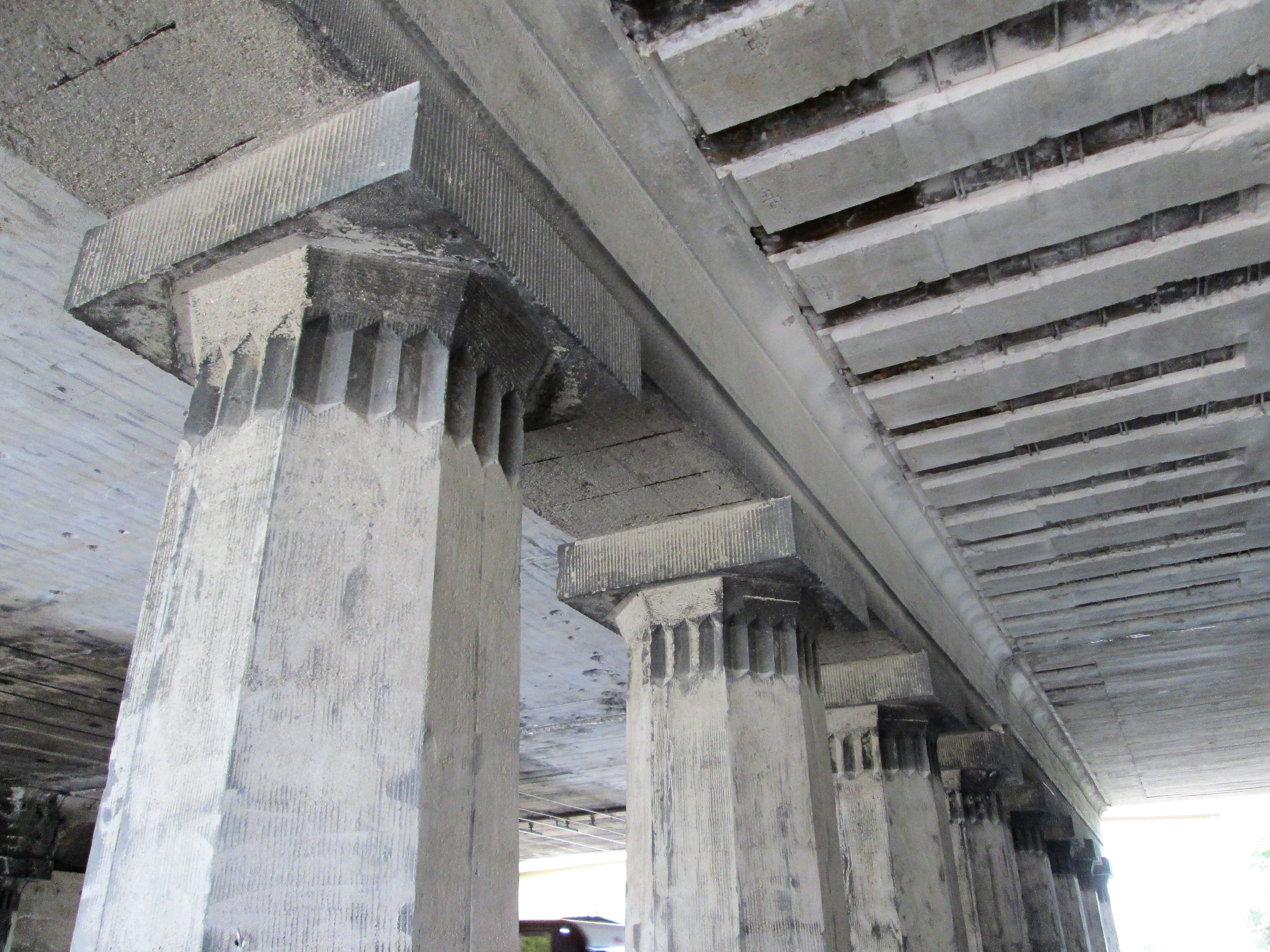 Żelbetowe kolumny wiaduktu alei Piłsudskiego z dekoracją w stylu art deco, wykonaną w betonie