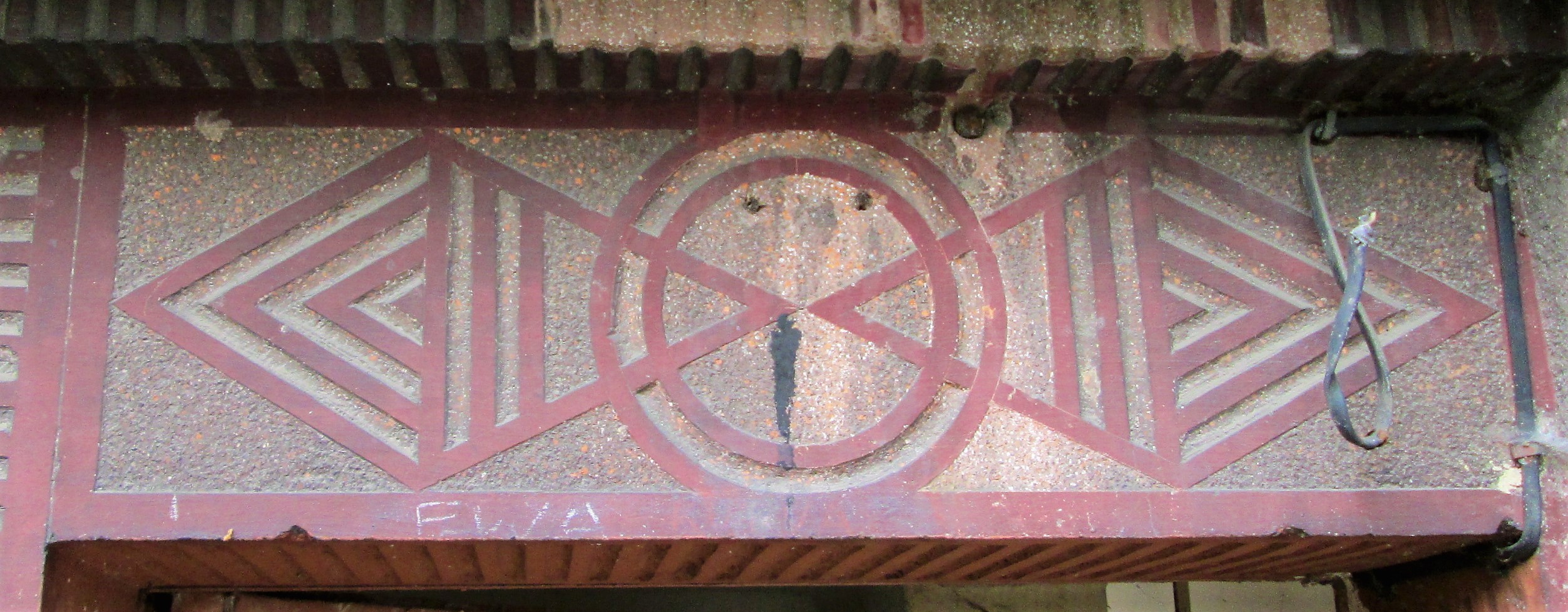 Dekoracje o motywach geometrycznych przy wejściach do budynku w Chyloni
