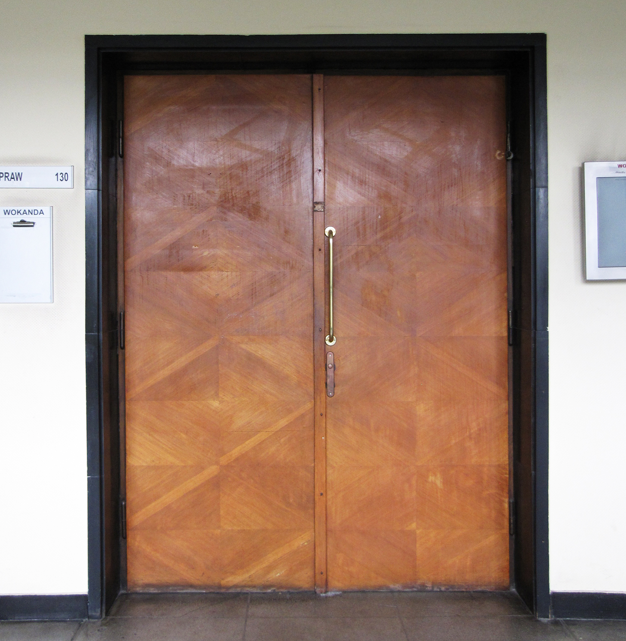 Płytowe drzwi z dekoracją rombów ułożonych ze słojów drewna, sala rozpraw w budynku Sądu Rejonowego, Pl. Konstytucji 5