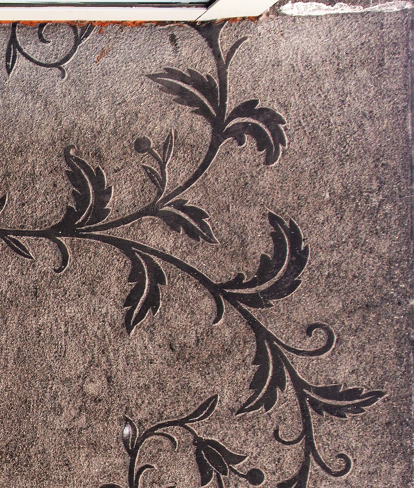 Dekoracja o motywie roślinnym, wykuta w tynku na suficie nad wejściem do kamienicy na Starowiejskiej (fragment)