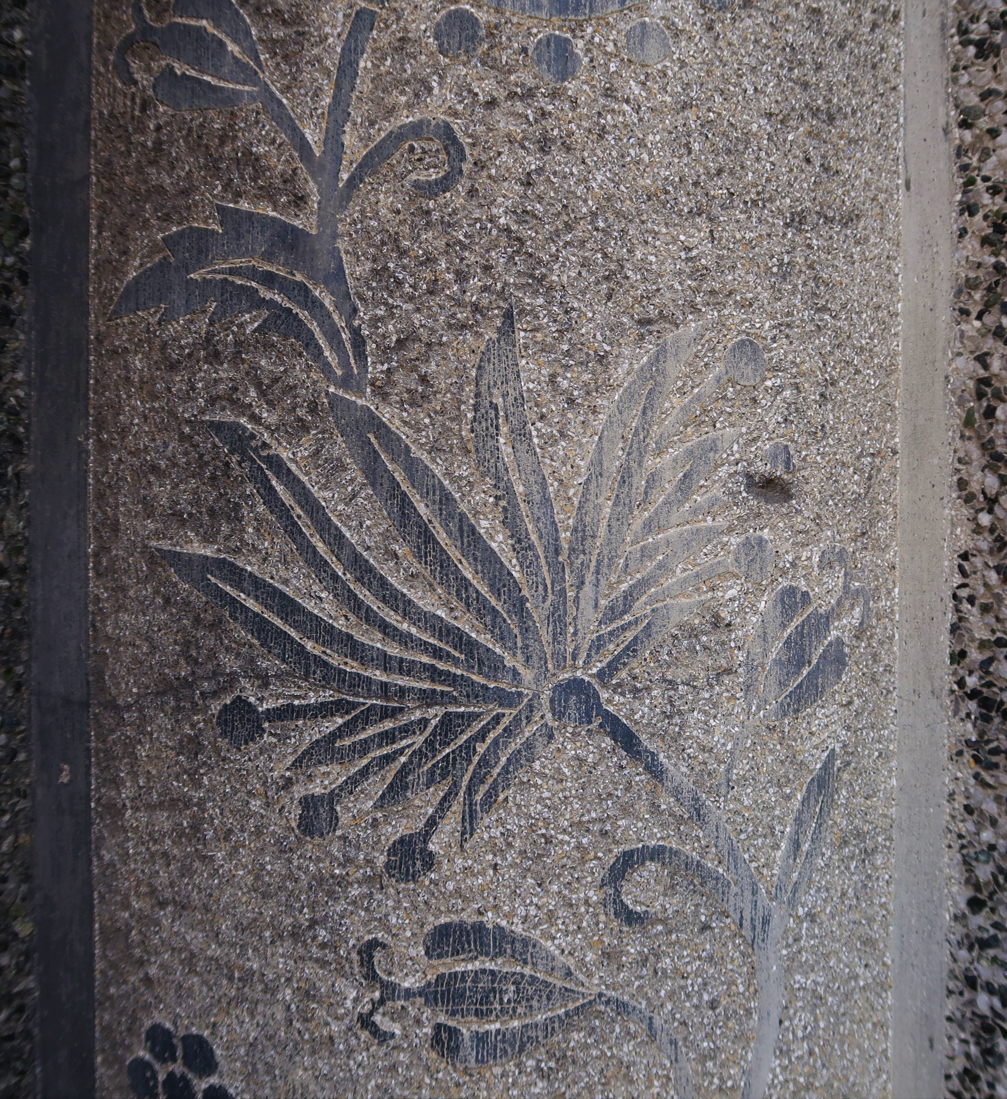 Wykute motywy roślinne na portalu kamienicy przy ul. Wolności
