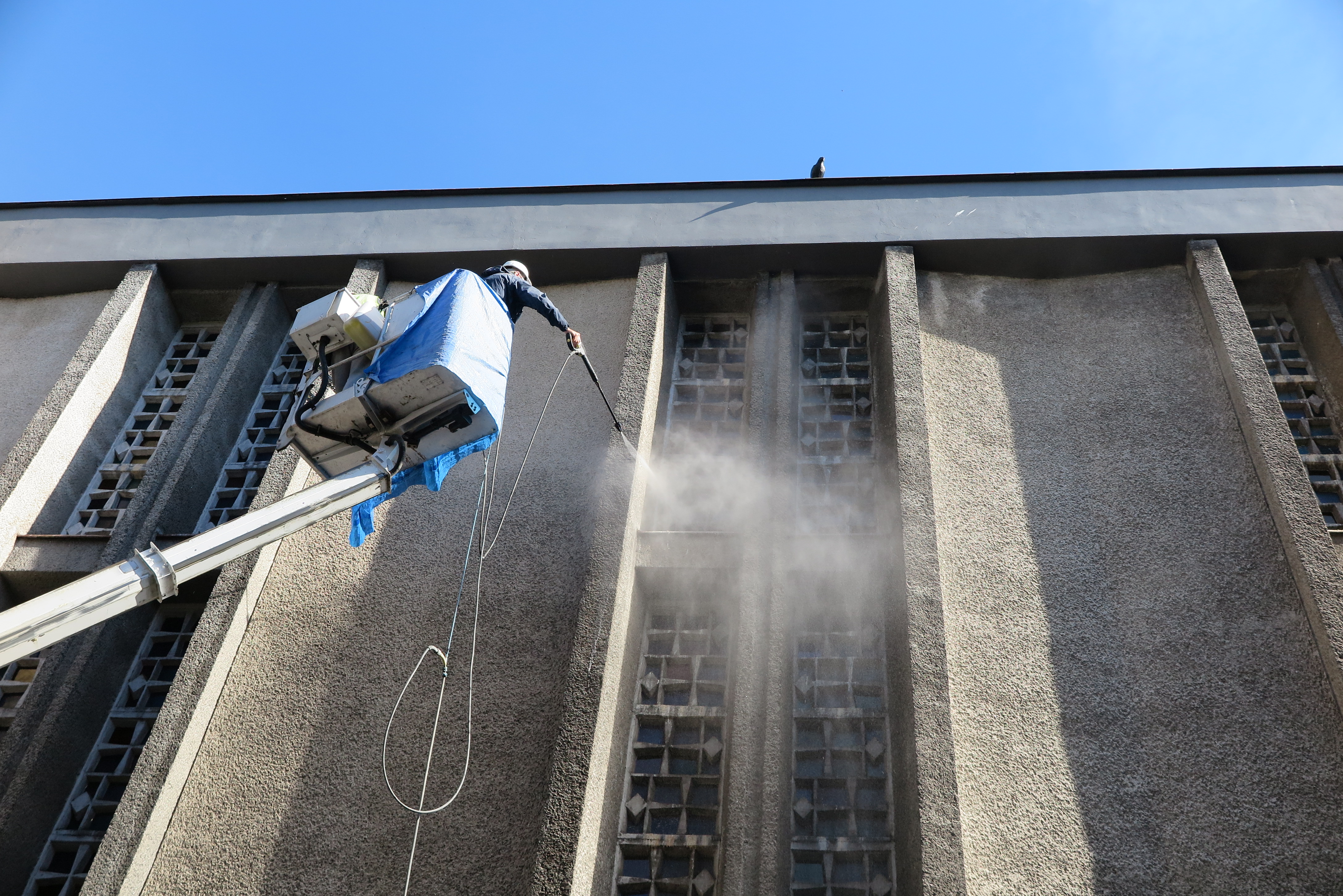  Kościół parafialny p.w. NSPJ w Gdyni - w trakcie czyszczenia elewacji. Widoczne wyraźnie oczyszczone partie tynku