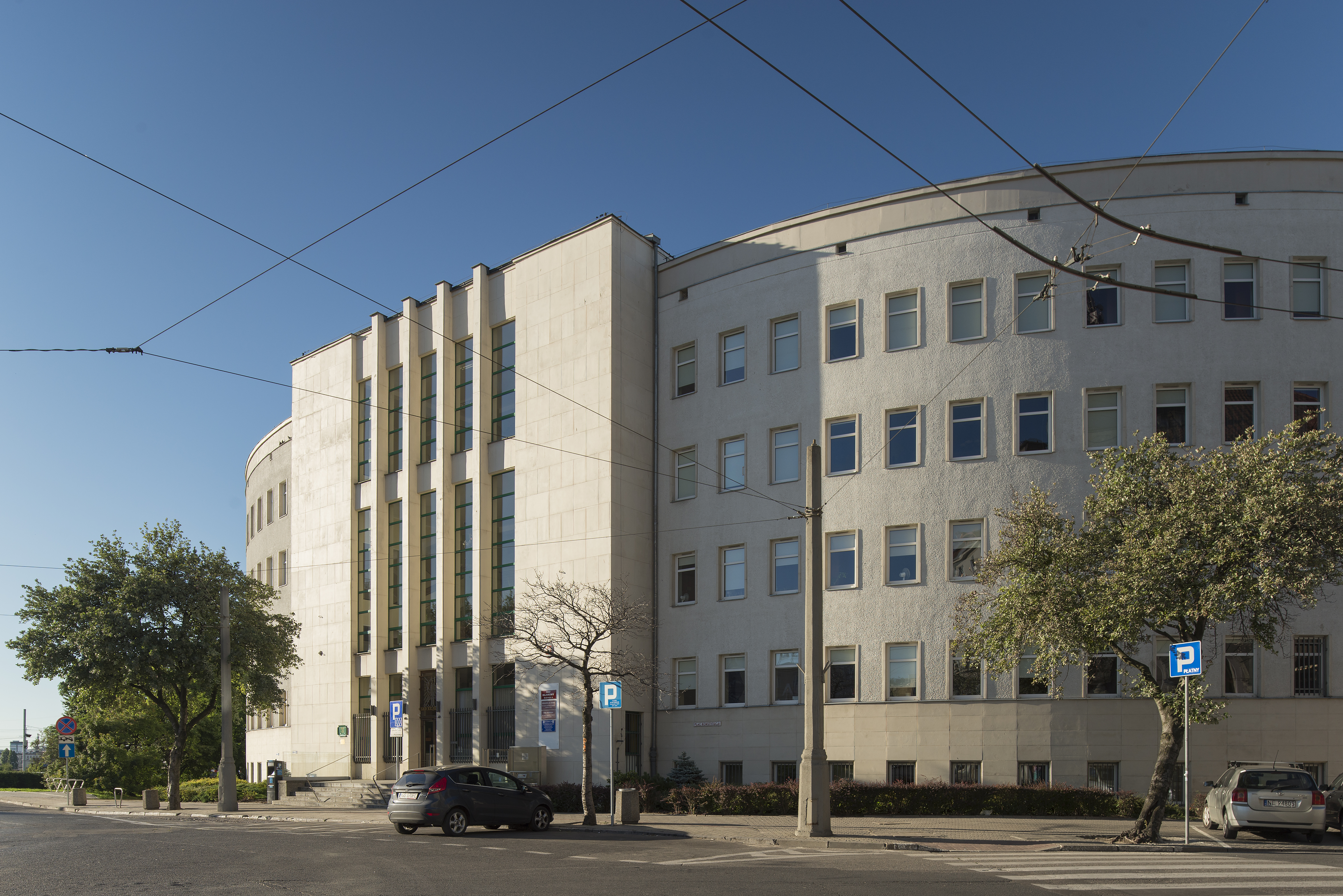 Budynek Sądu Rejonowego przy pl. Konstytucji 5, płyty kamienne ułożono na najważniejszych częściach elewacji, w tym na ryzalicie części wejściowej i cokołach
