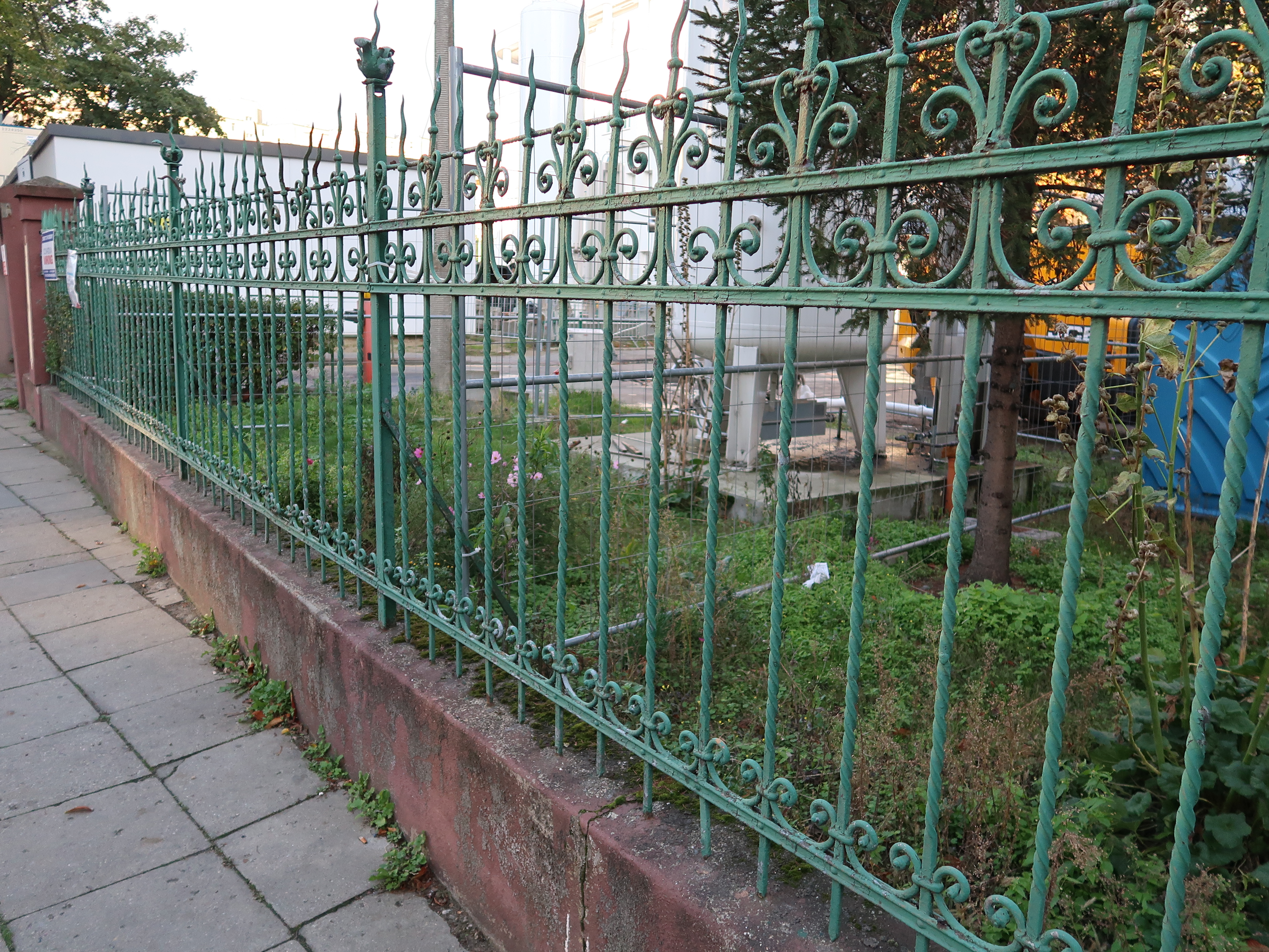 Kute ogrodzenie terenu klasztoru z lat 20. XX w. przy ul. Starowiejskiej (przęsła).