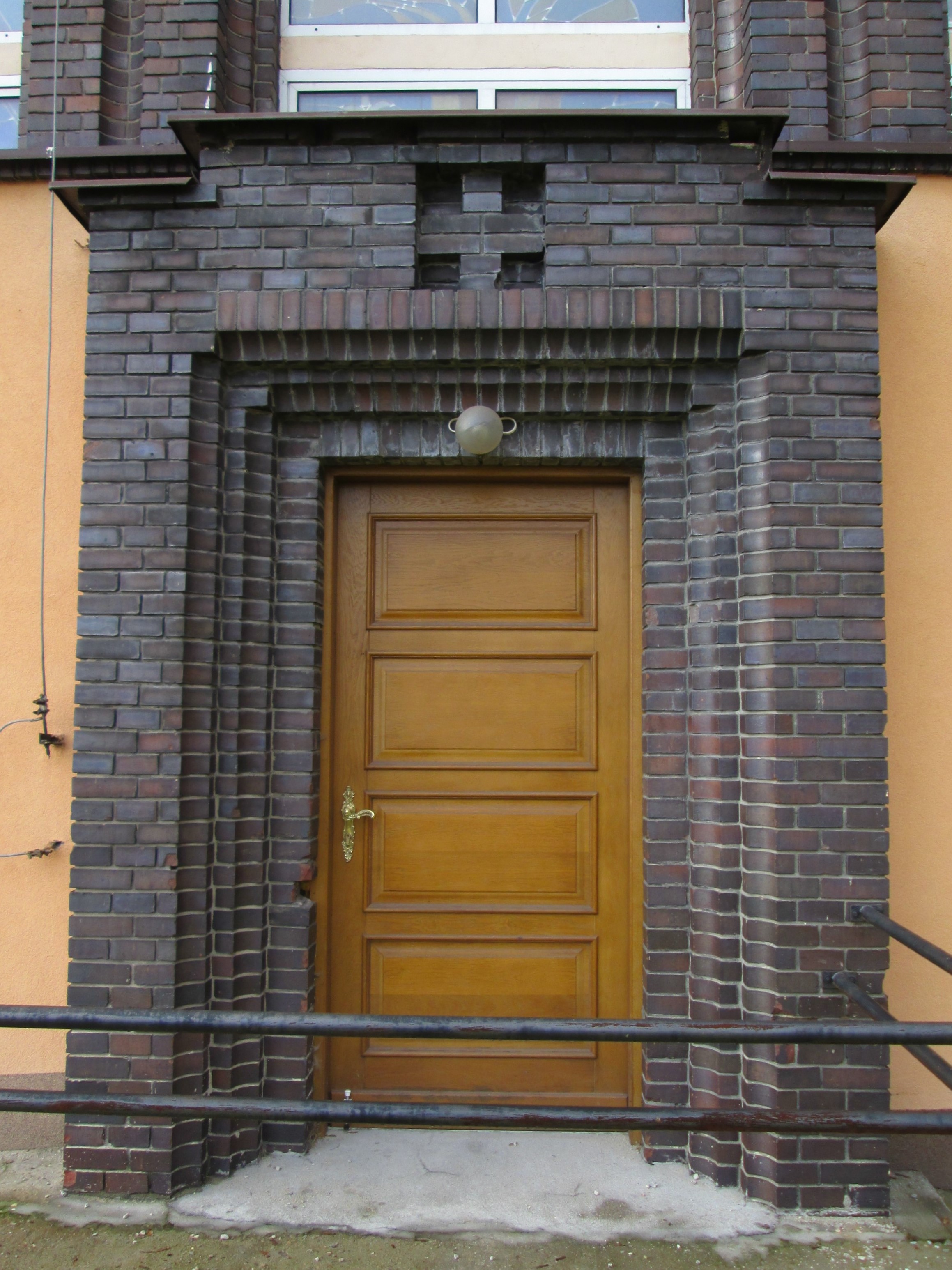 Portal kościoła garnizonowego na Oksywiu z lat 30. XX w., dekorowany cegłami klinkierowymi o specjalnych kształtach.